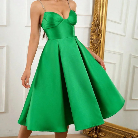 Green Elegant Women's V-Neck Pleated Tulle Dress With High Waist - Picture 1 of 7